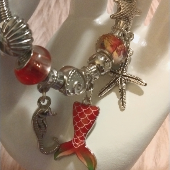 NEW!! By The Sea Silvertone Charm Bracelet - Picture 2 of 4